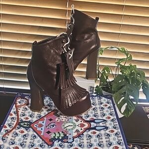 IRREGULAR CHOICE Carnaby BOOTIES